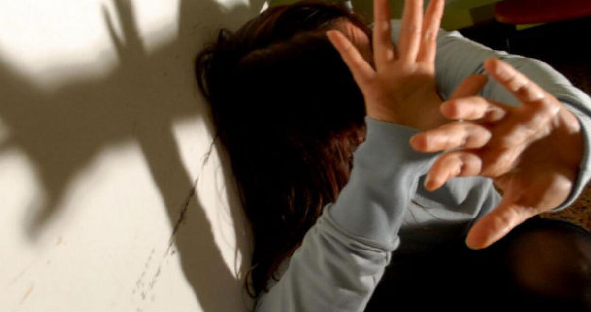 La moglie presa di mira, lui nega le violenze: un venticinquenne lascia il carcere -