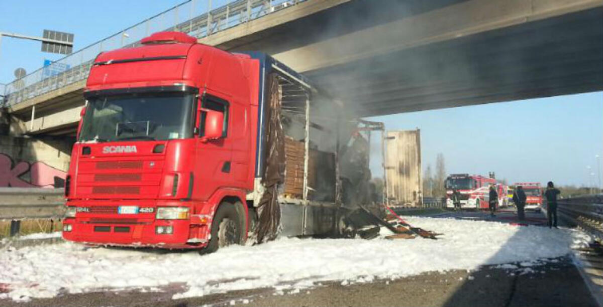 A fuoco un tir che trasportava prodotti per un supermercato, il rogo esploso in pochi minuti - 