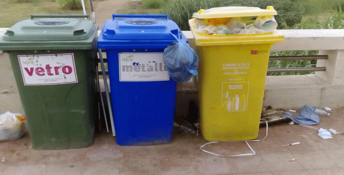 Siringhe abbandonate tra i rifiuti ordinari, allarme in viale Federico II di Svevia - 