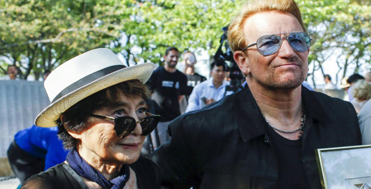 Yoko Ono e Bono celebrano John Lennon a Ellis Island - 