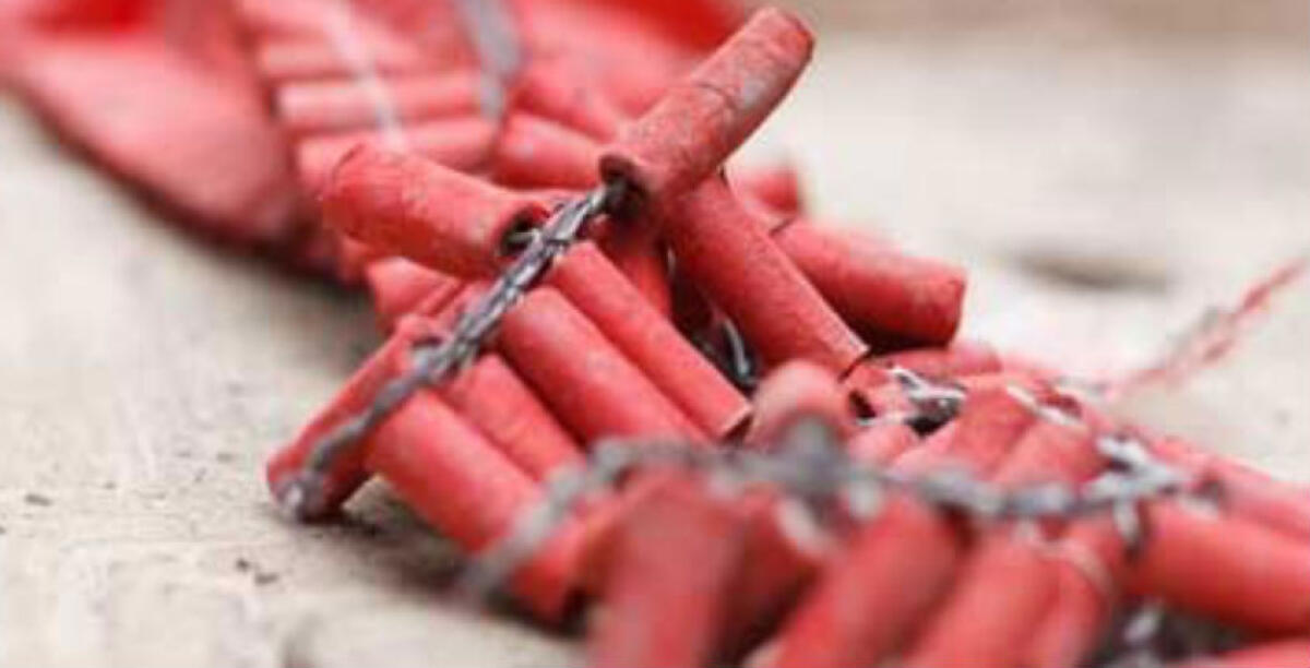Colpito dallo scoppio di un petardo durante la festa in città  di San Rocco, ferito un giovane - 