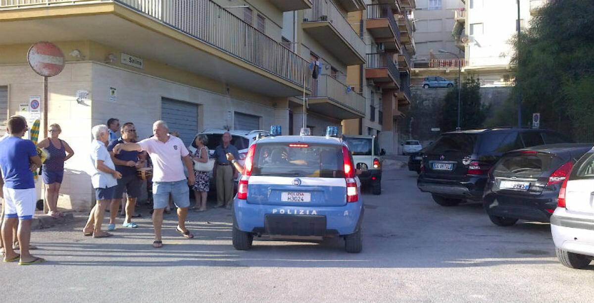 Gli fanno una multa e accoltella due giovani: un uomo colpisce anche un agente della municipale - 