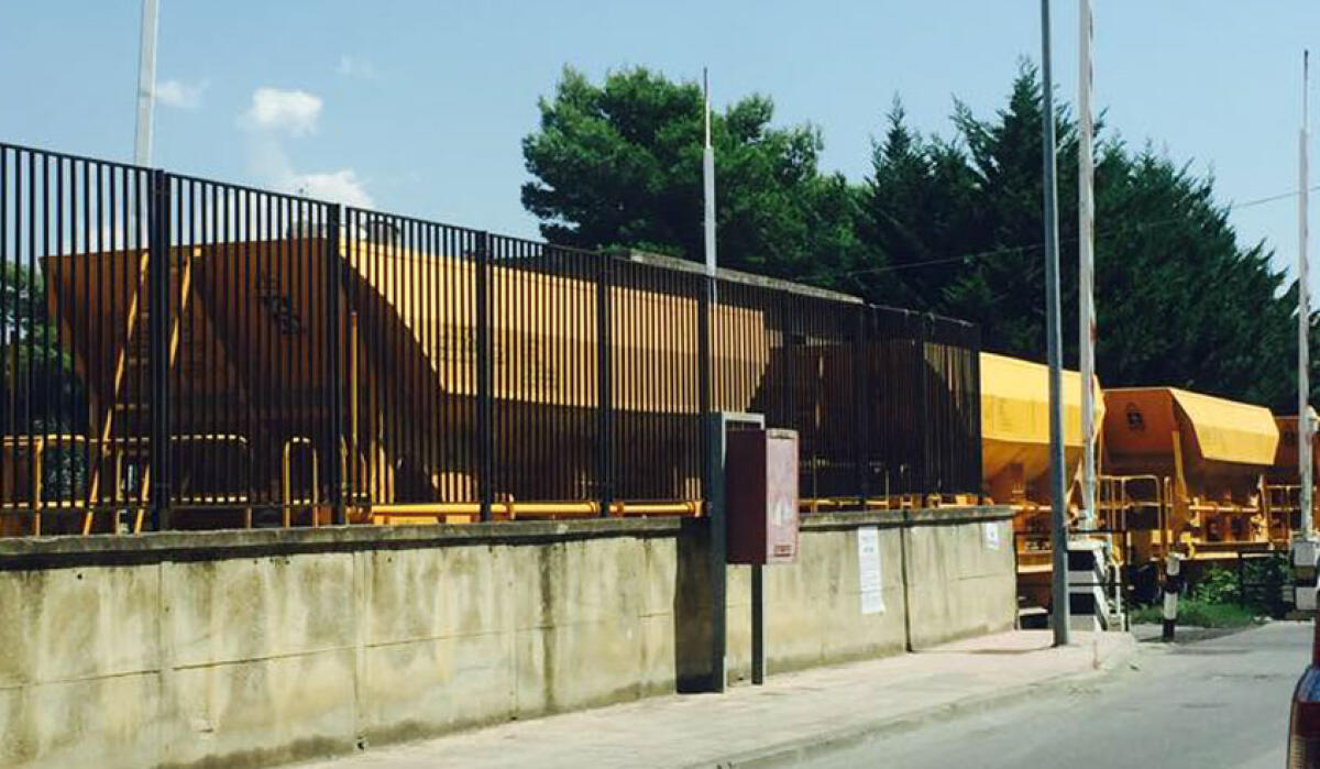 Il passaggio a livello è incustodito ed il treno merci passa con le barre alzate - 