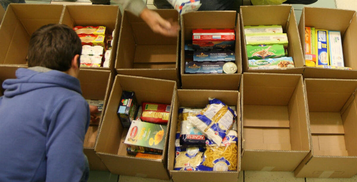 Molte famiglie allo stremo, 50 mila euro a parrocchie e associazioni per i viveri di prima necessità - 