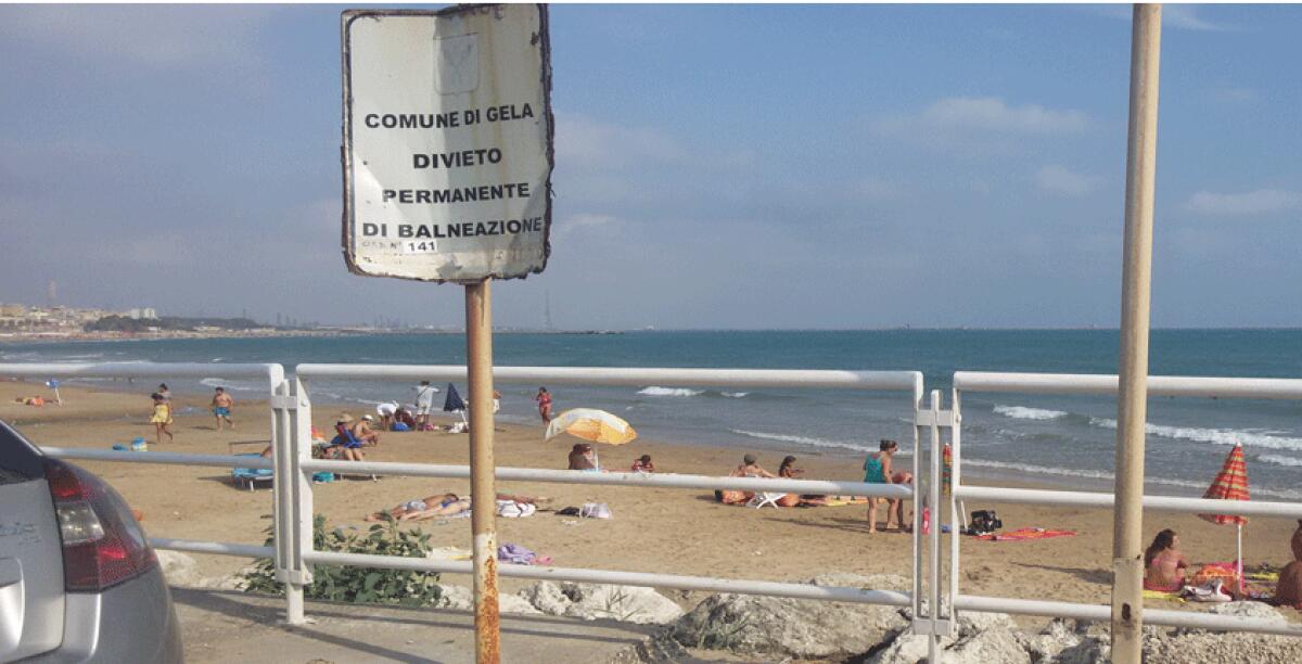 I cartelli ci sono ma i bagnanti li ignorano, divieto di balneazione indifferente in via Mare -