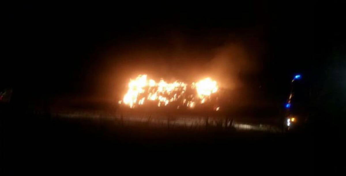 Uno dei giardini va in fiamme, i vigili del fuoco alla stazione ferroviaria: rogo nella notte - 