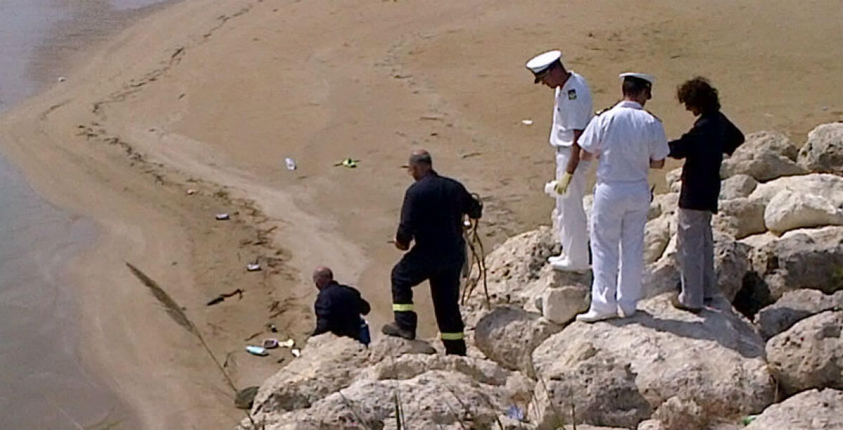 Militari della capitaneria e tecnici nel tratto di mare della raffineria, prelevati diversi campioni - 