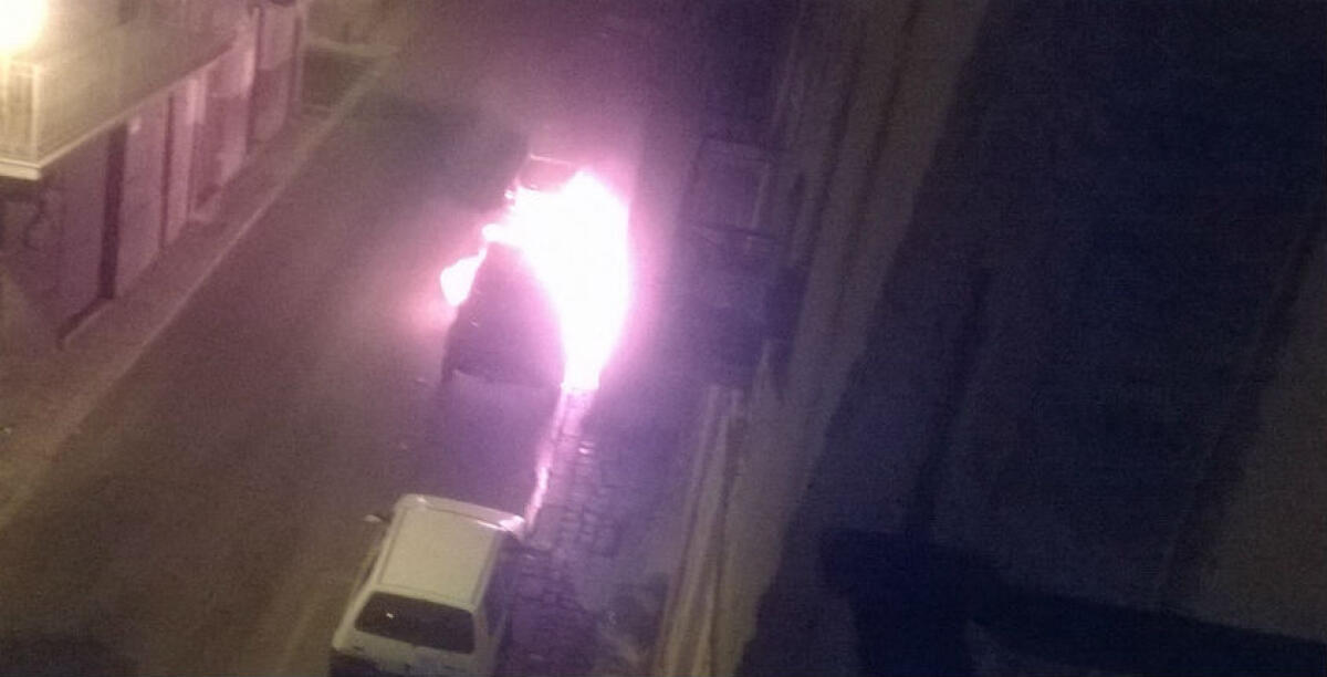 Un'auto in fiamme nel cuore della movida del centro storico, il rogo l'ha completamente distrutta - 