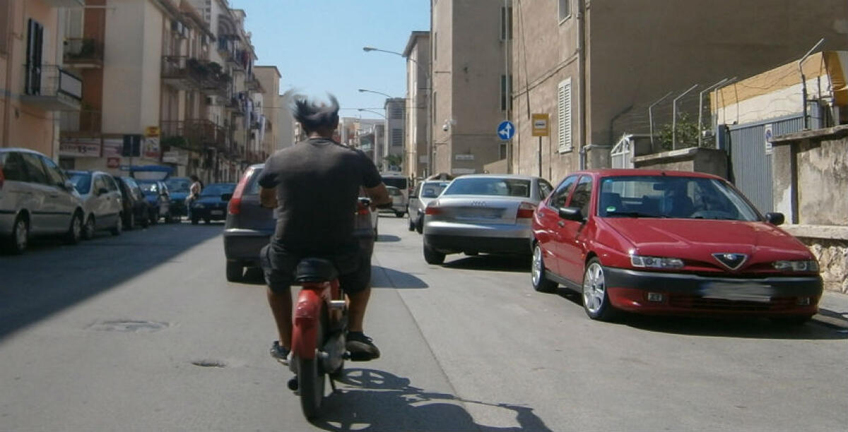 Fuga su un motorino per evitare la polizia, denunciato un diciottenne: un coltello nell'auto di un altro giovane - 