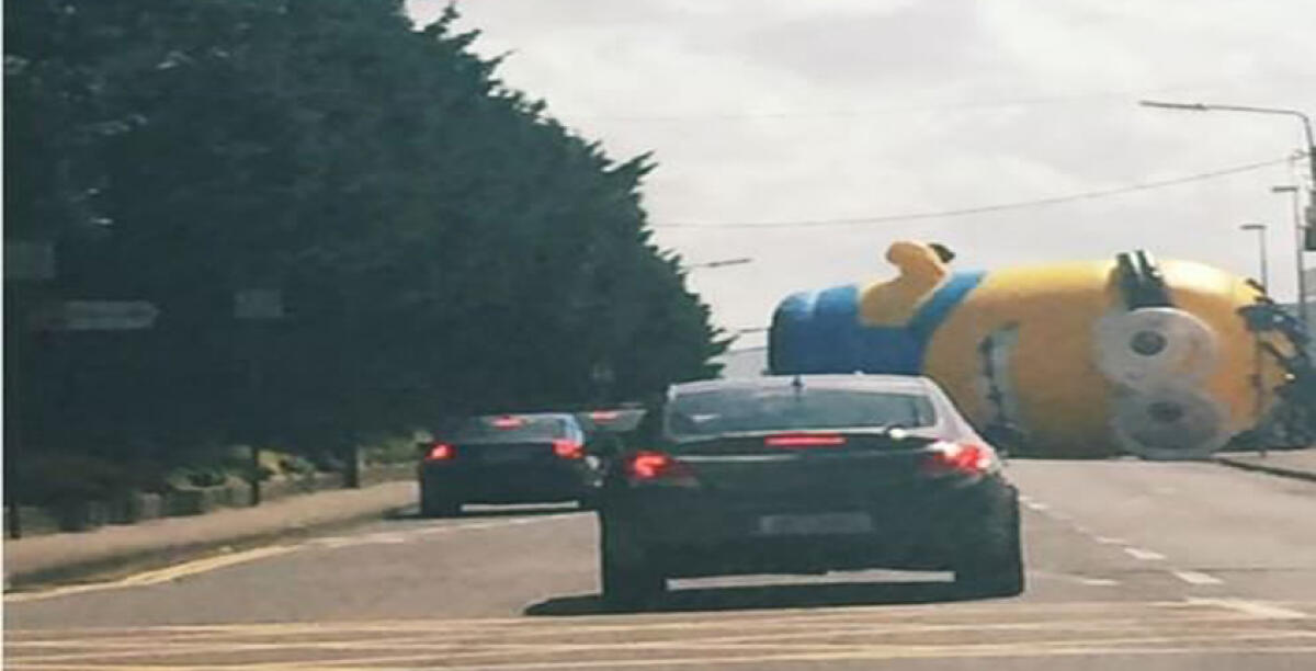 Irlanda, un Minion gigante cade in strada: traffico in tilt -
