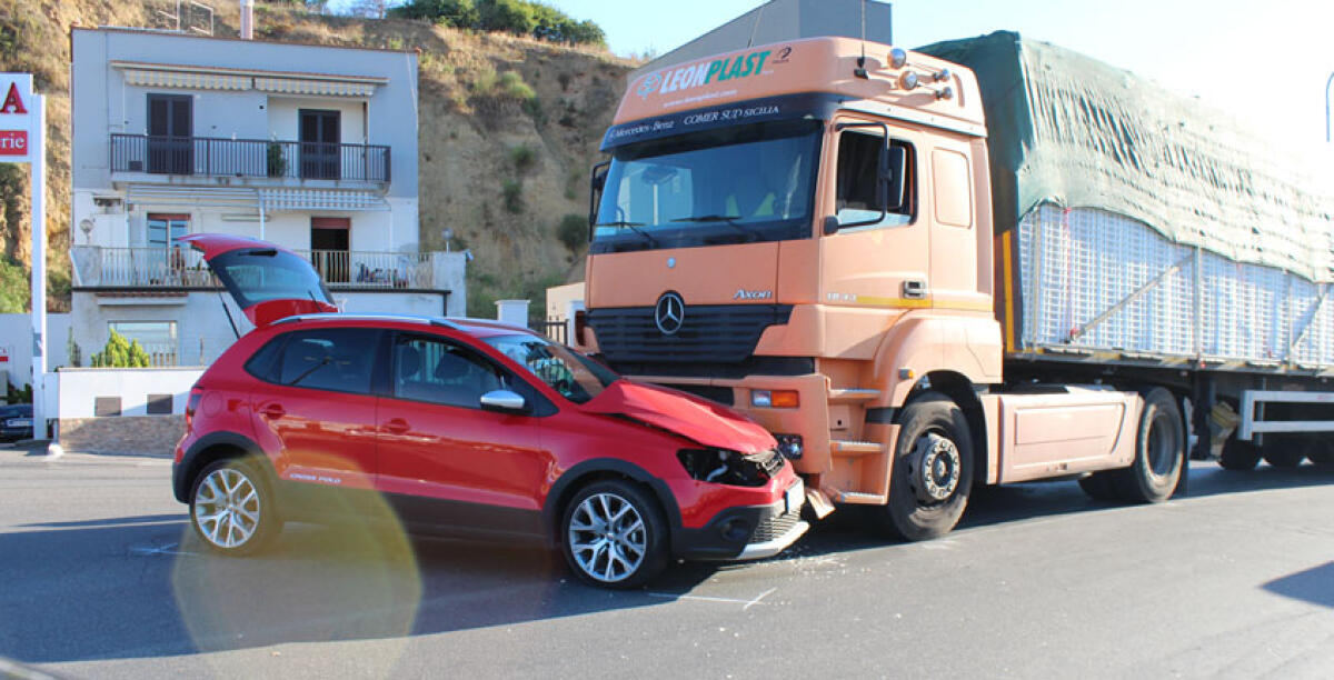 Scontro tra un tir e una Polo, illesi i conducenti: l'impatto all'incrocio fra le vie Licata e Venezia -