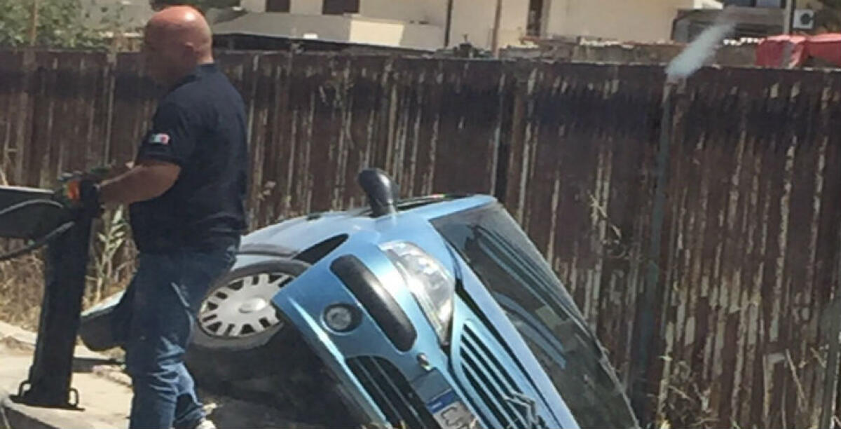 Una Citroen finisce dentro un canale di scolo, ci sono due feriti: l'auto recuperata dai soccorritori -