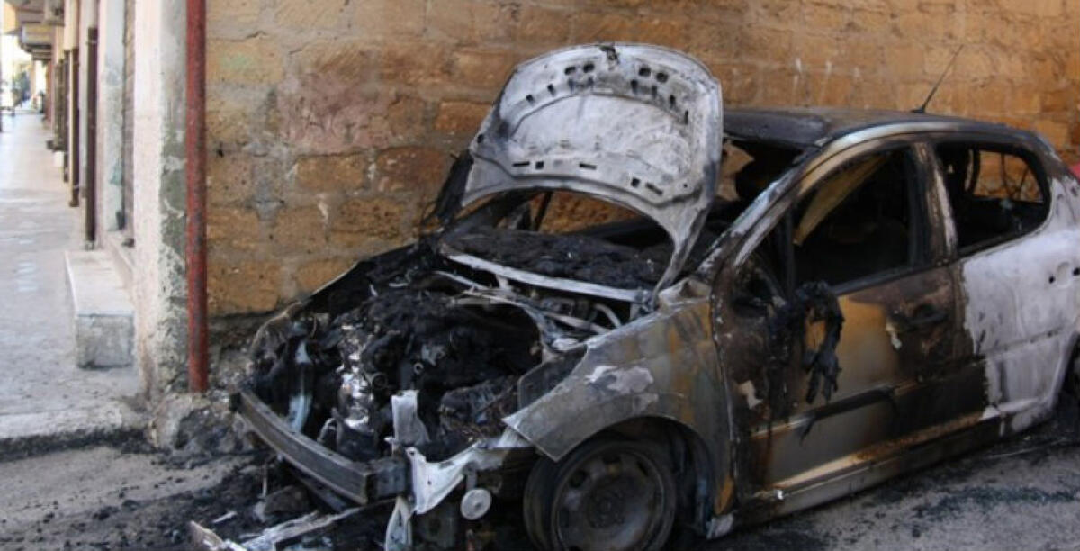 Rogo ad Albani Roccella, distrutta la Peugeot di un carpentiere: le fiamme nella notte - 
