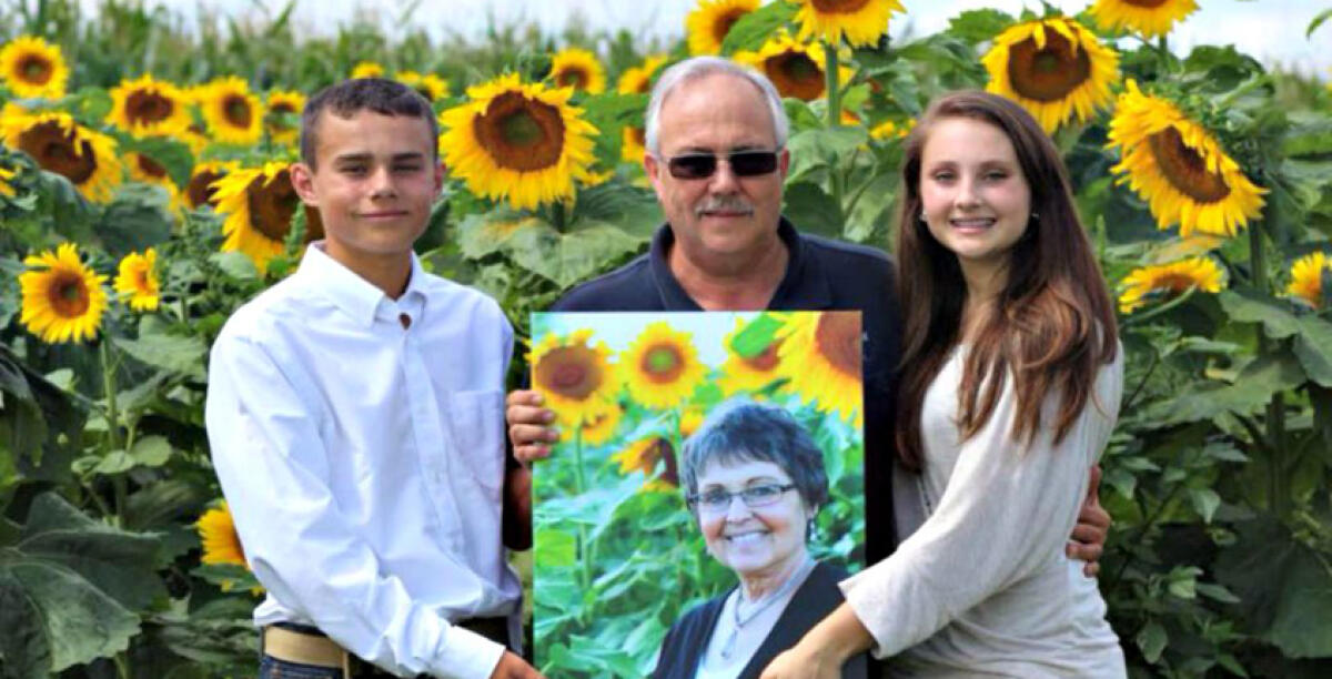 I semi della vita:perde l'amata moglie per un cancro, pianta 400 acri di girasoli in suo onore -