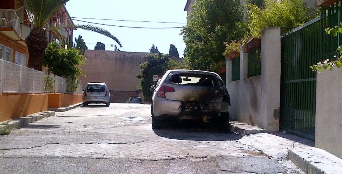 Una Citroen avvolta dalle fiamme a Caposoprano, il rogo nella notte in via Milano - 