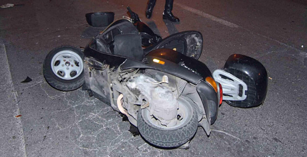 Schianto sul suo motorino in via Venezia, un quindicenne in codice rosso al pronto soccorso -
