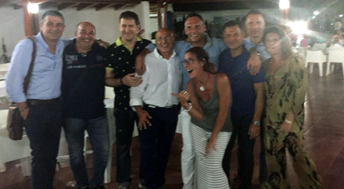 Si rivedono 28 anni dopo gli esami di maturità al liceo Scientifico, festa per la rimpatriata - 