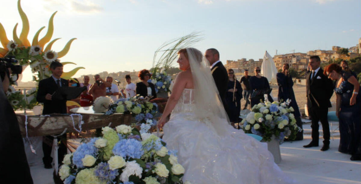 Massimo e Veronica dicono sì in riva al mare: un matrimonio baciato dal sole e dalla Conchiglia - 