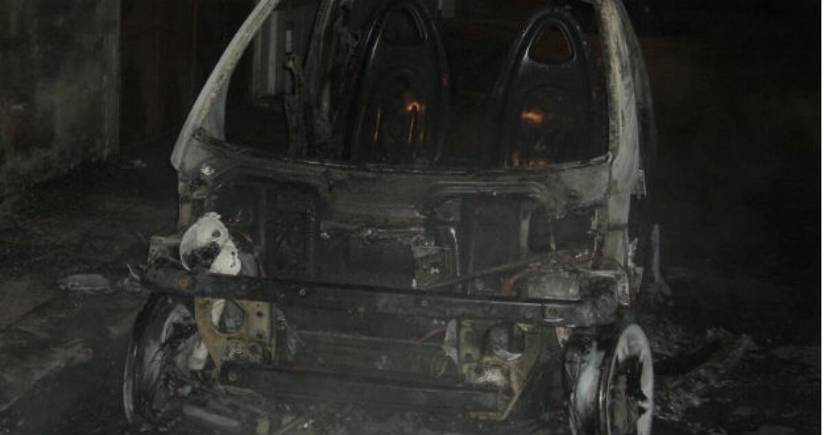 Una Smart distrutta e una Lancia danneggiata, fiamme in pieno pomeriggio a Caposoprano - 