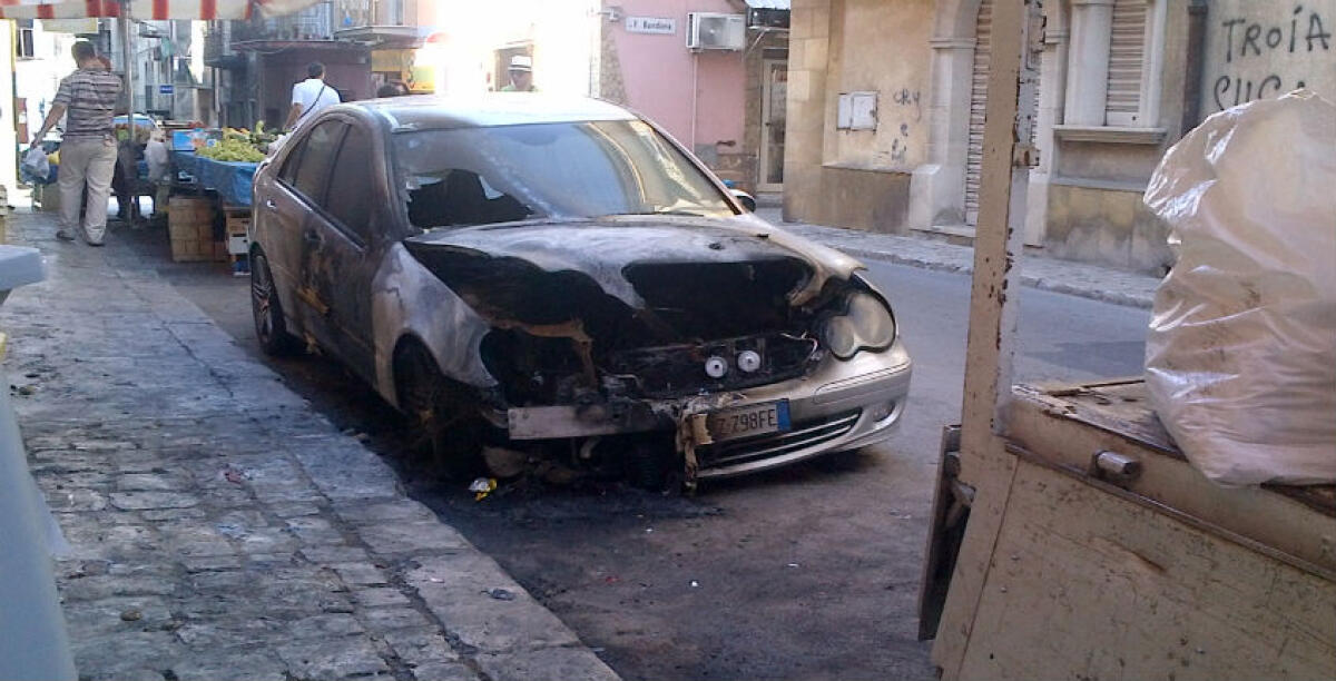 Una Mercedes distrutta dalle fiamme in via Matteotti, il fuoco appiccato nella notte - 