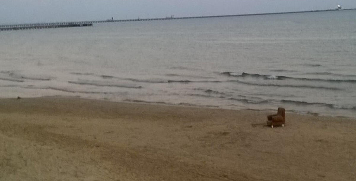 Una “poltrona sul mare”: sul lungomare c’è chi preferisce stare comodo e rilassato - 