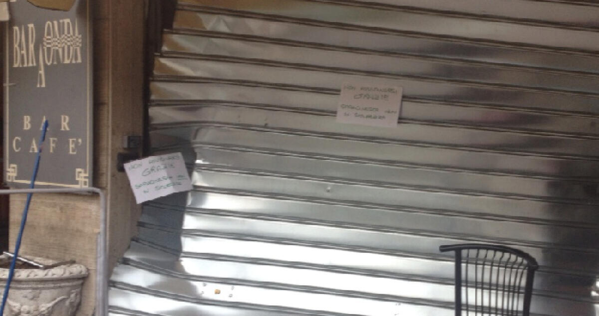 Avvertimento ai titolari di un'azienda, incendiata la saracinesca di un magazzino in via Cascino - 