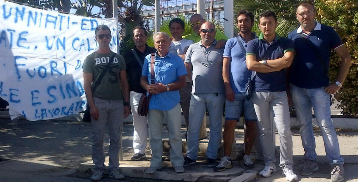 In sit in anche a ferragosto...la protesta degli operai della Nuova X Gamma: sì ai pagamenti - 