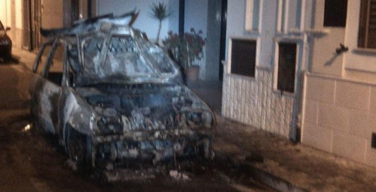 Fuoco in via Amantea, distrutta la 500 di una badante: colpiti anche una Stilo e un garage - 