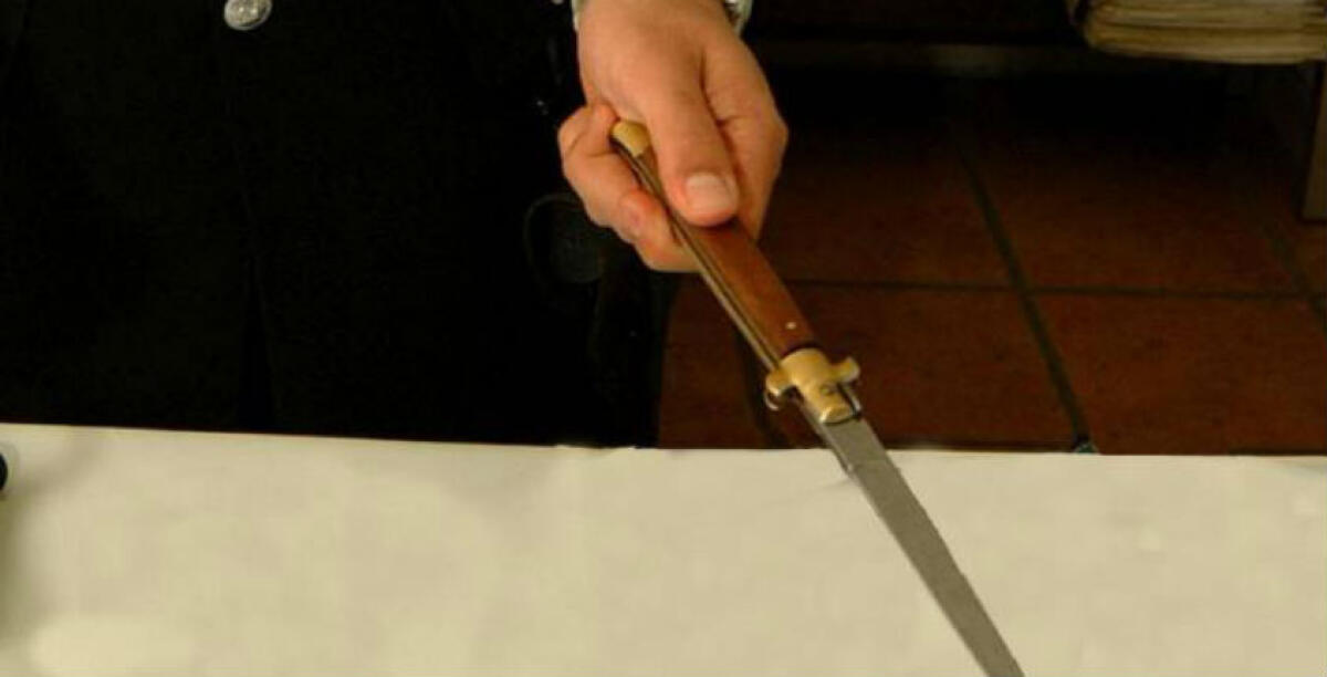 Un coltello, un bastone e l'hashish nella sua auto, denunciato un giovane dopo un controllo - foto archivio