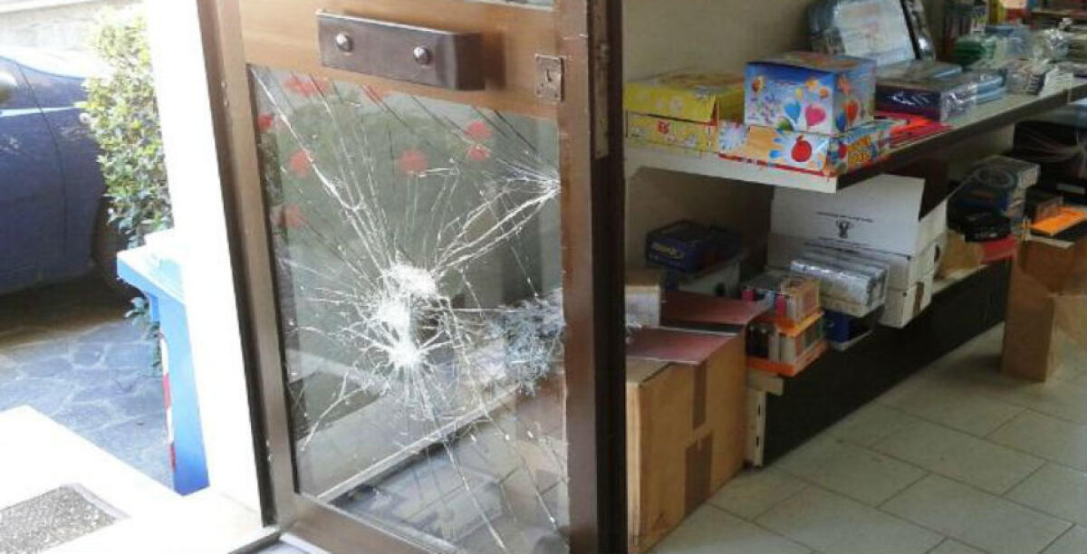 Difende il figlio e lo colpiscono a calci e pugni in una tabaccheria: ferito un quarantaduenne - 