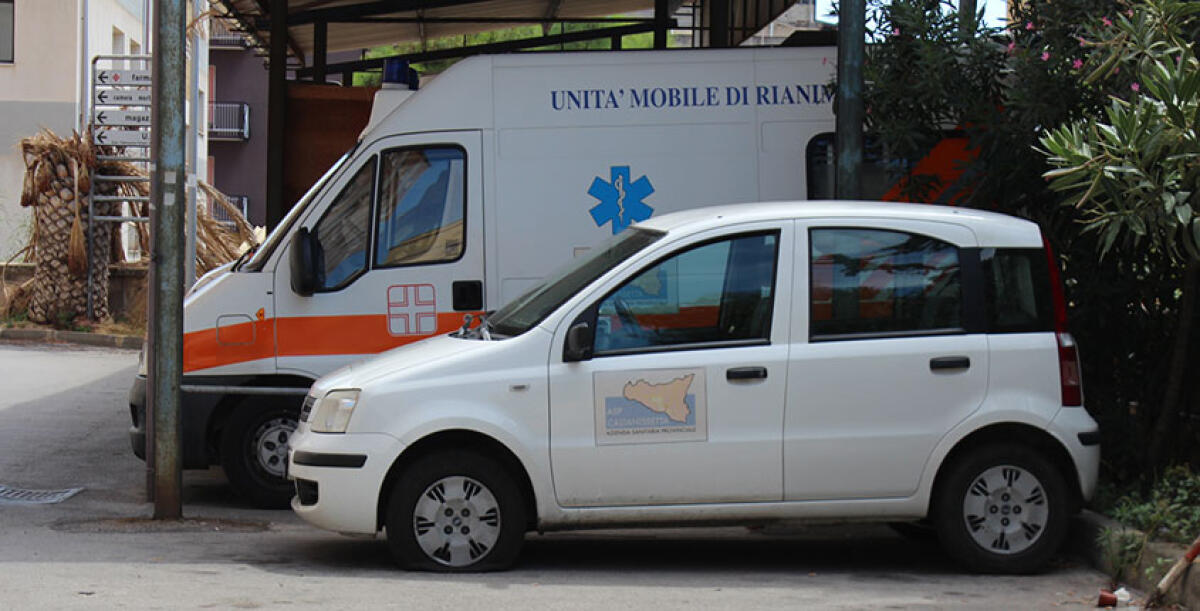 L'auto medica dell'ospedale Vittorio Emanuele resta ferma da settimane con le gomme forate - 