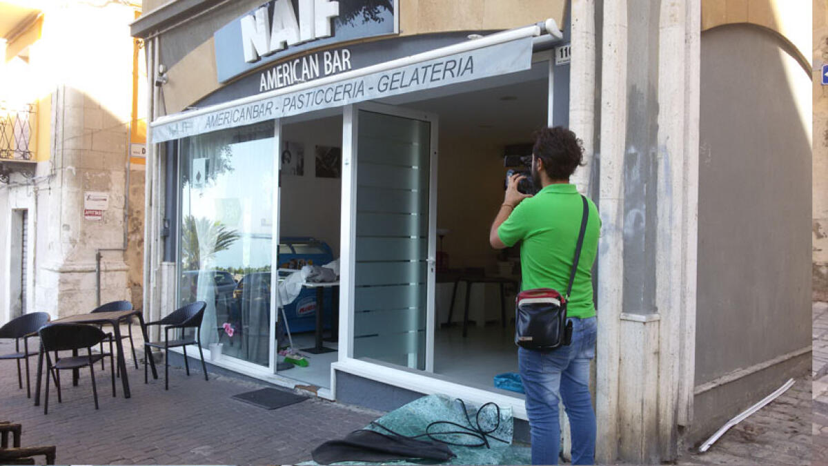 Vetrata sfondata a colpi di mazza nel cuore del centro storico, furto al bar Naif - 
