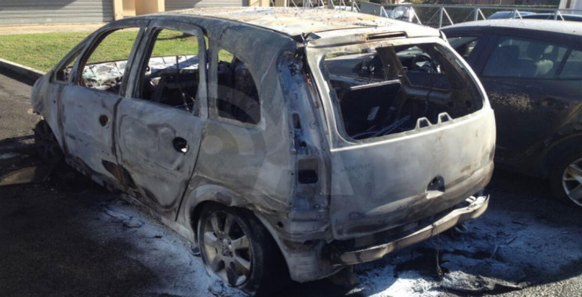 Una Opel distrutta dalle fiamme in via Recanati, l'auto utilizzata da un istruttore di scuola guida - 