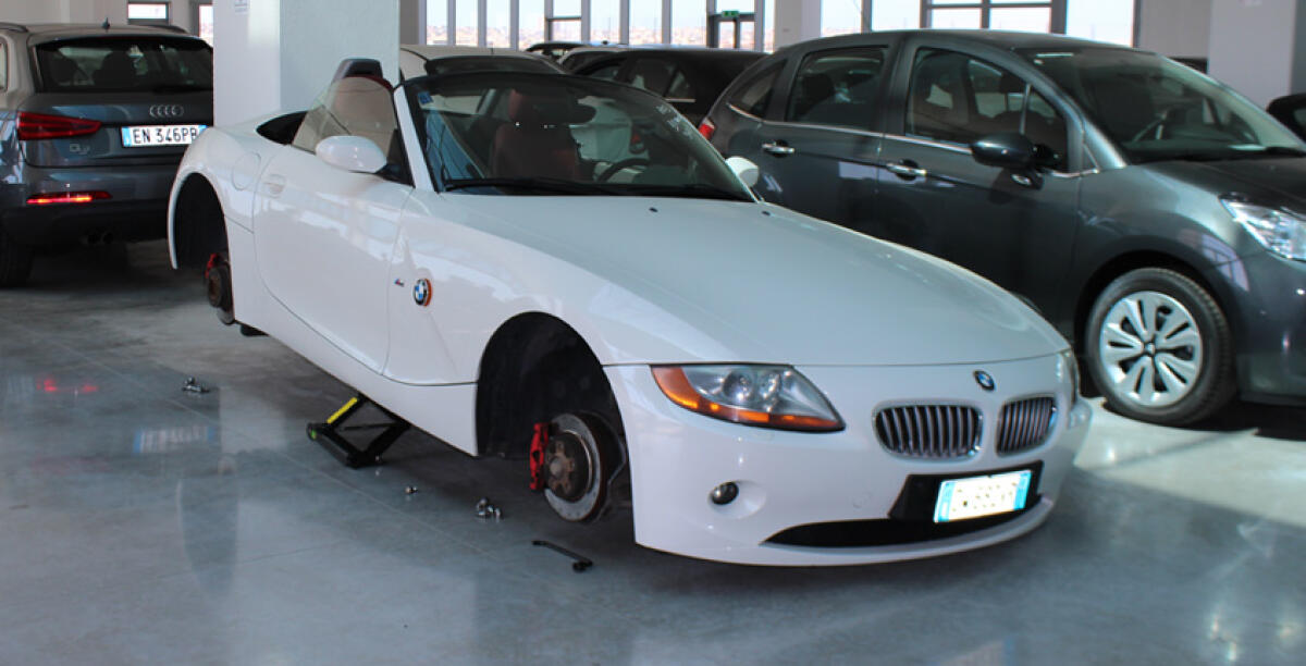 Ladri alla Lucauto, rinvenuta a Paternò la Mercedes E 220 rubata insieme ad un'Audi A3 - 