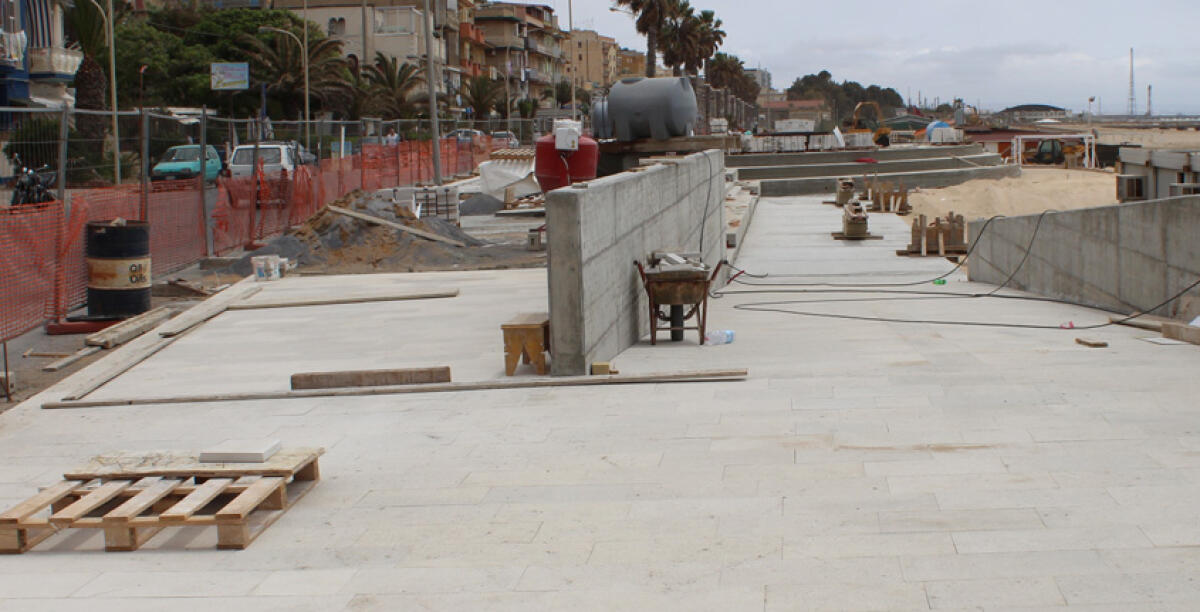 I cantieri sul lungomare, "i lavori proseguiranno almeno fino a novembre": già spesi 790 mila euro - Nel cantiere venne effettuata un'ispezione