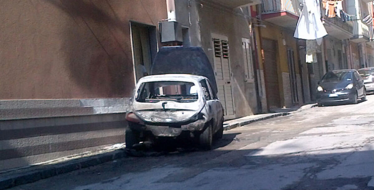Una Lancia distrutta in via Etna, le fiamme danneggiano l'ingresso posteriore di un'attività commerciale - 