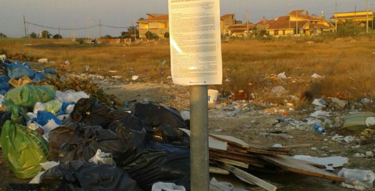 L'emergenza rifiuti, raccolta regolare in città: ancora tanti cumuli nelle zone balneari - 