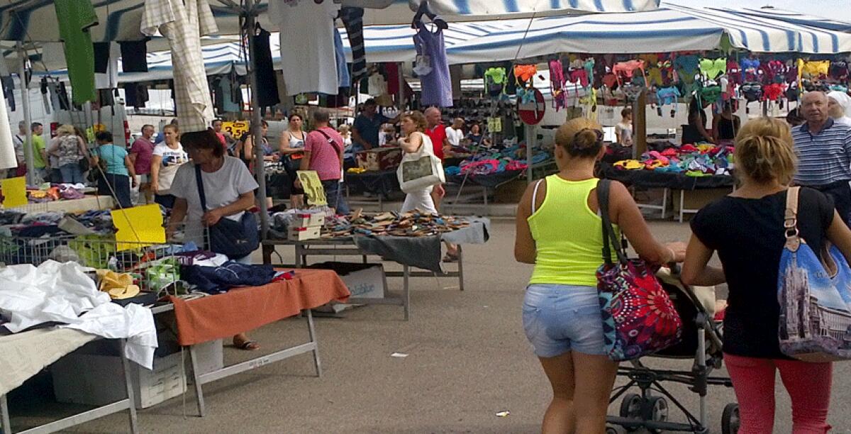 Le bancarelle sono a Marchitello, qualche protesta ma è ripartito il mercato settimanale - 