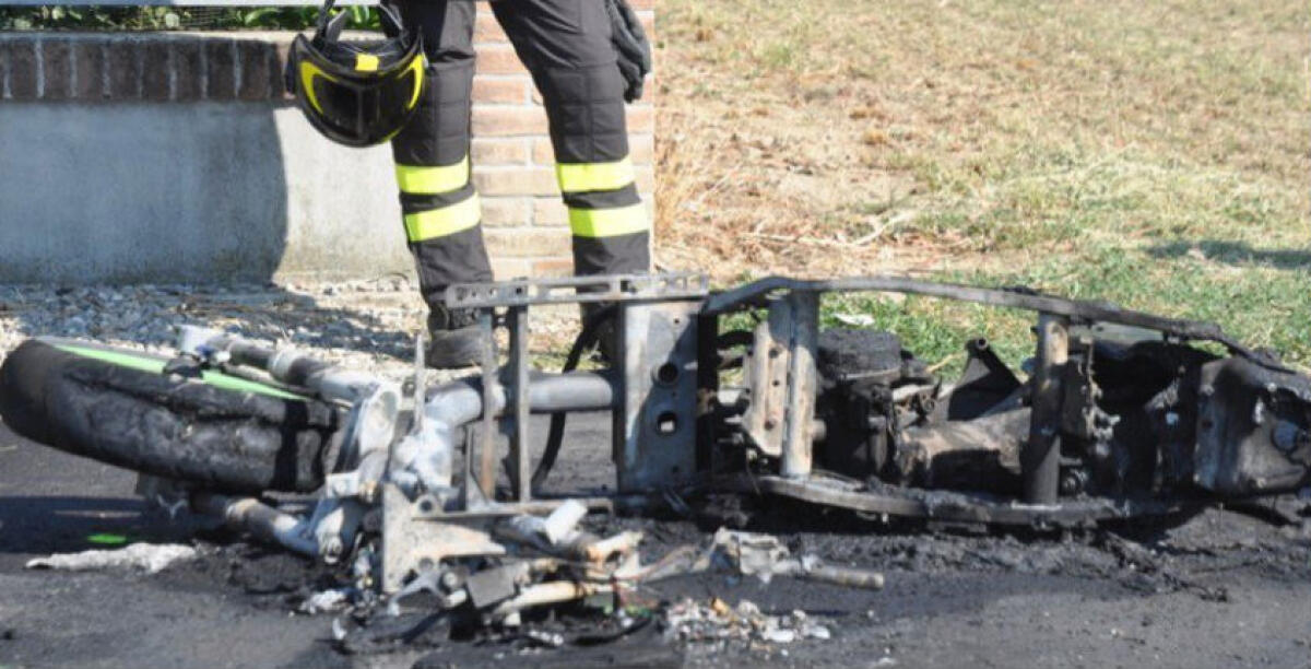 Rubano un motorino e gli danno fuoco a Molino a Vento: le fiamme divampate in via Ionio - 