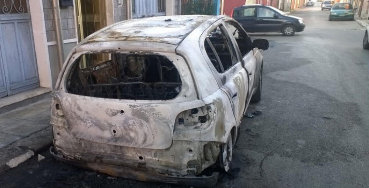 Fiamme a Scavone, danneggiata la Toyota Yaris di una donna: è il quarto rogo in pochi giorni - 