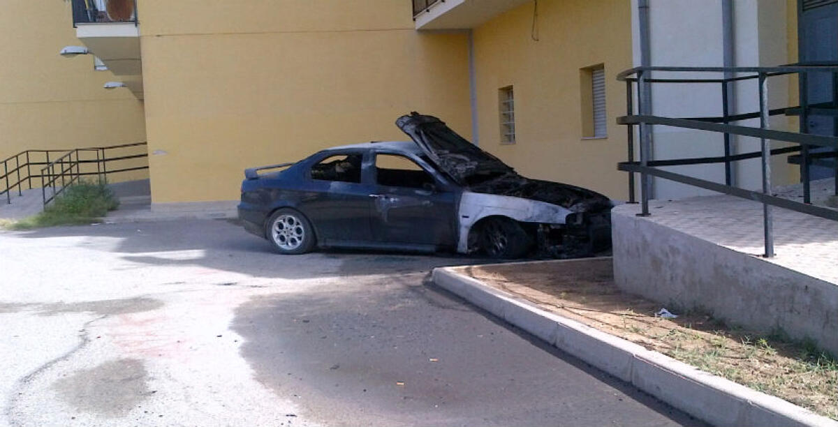 Nuovo rogo a Scavone tra le palazzine dello Iacp, nella notte distrutta un'Alfa Romeo - 
