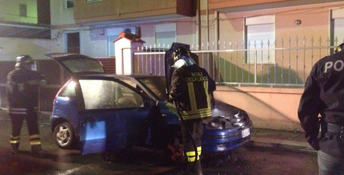 Rogo ad Albani Roccella, le fiamme nella notte distruggono una Fiat Punto - 
