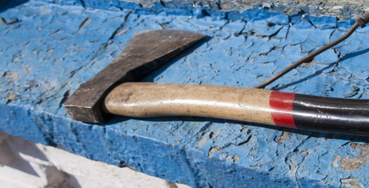 Minacciò i clienti di un negozio impugnando un'ascia, una perizia psichiatrica sullo stato di un sessantaquattrenne -