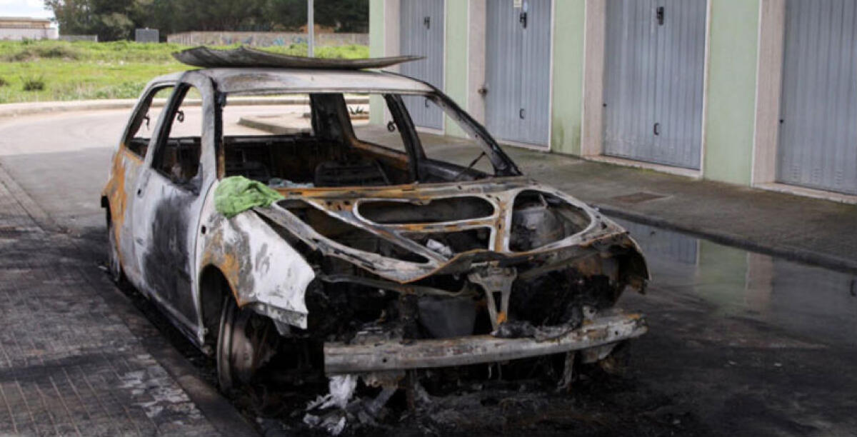 Fiamme a Scavone, un incendio distrugge la Volkswagen di una donna: il rogo nella notte - 