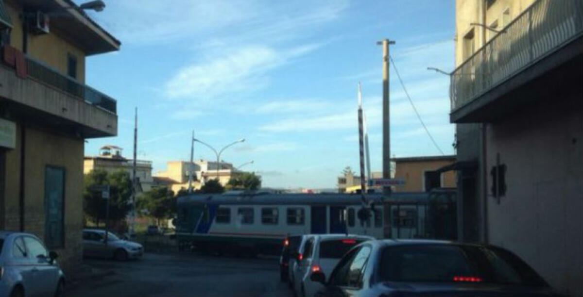 Ferrovia vetusta e rischi per le sbarre alzate, Reset "allerta" la giunta: luce anche su Manfria - 