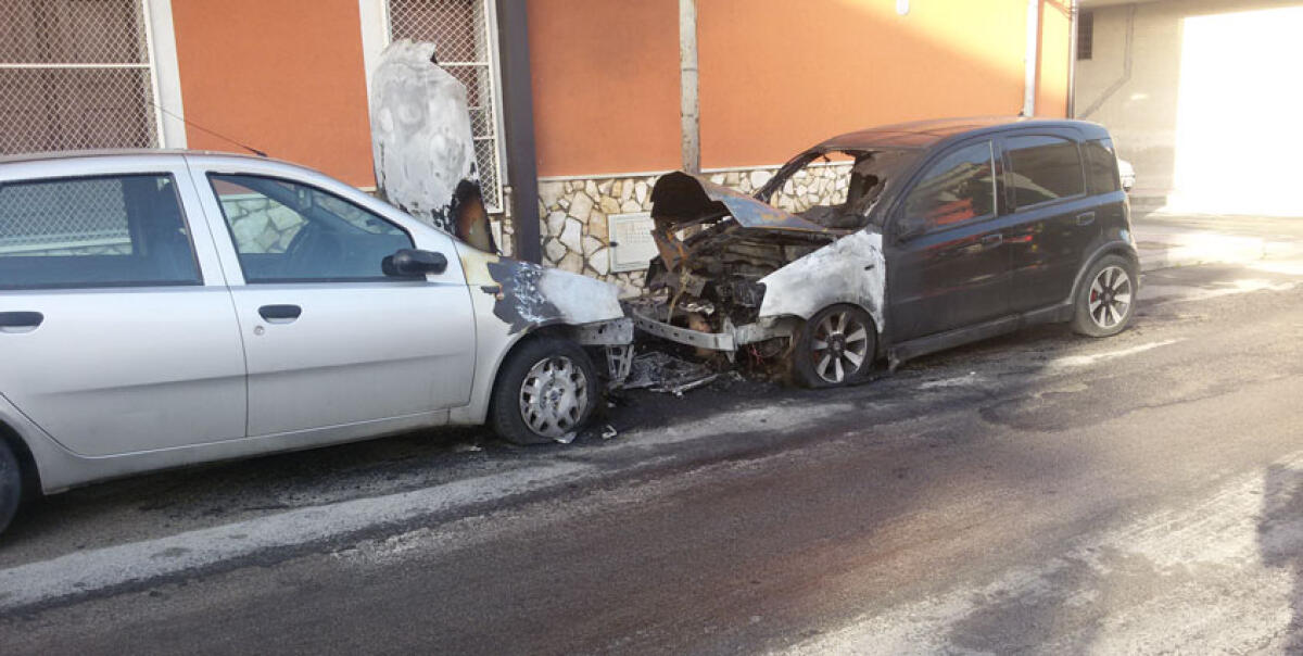 Fiamme nella notte a Margi, incendiate due autovetture in via Borromini - 