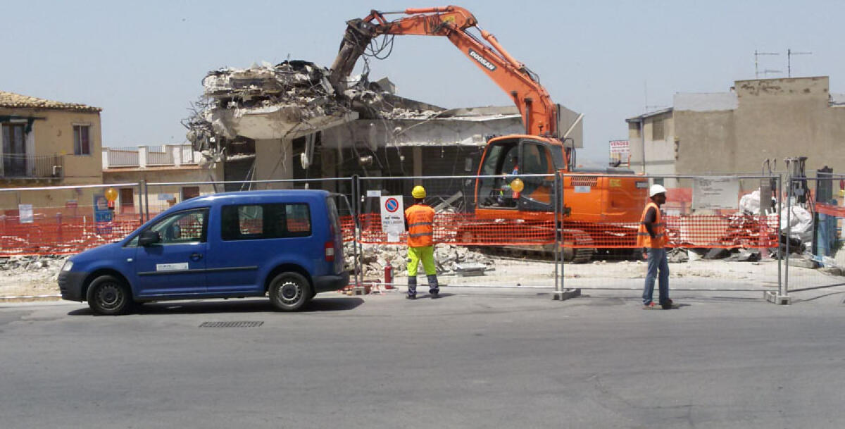 Il distributore Esso non andava demolito, il Tar sospende la decisione del Comune - 