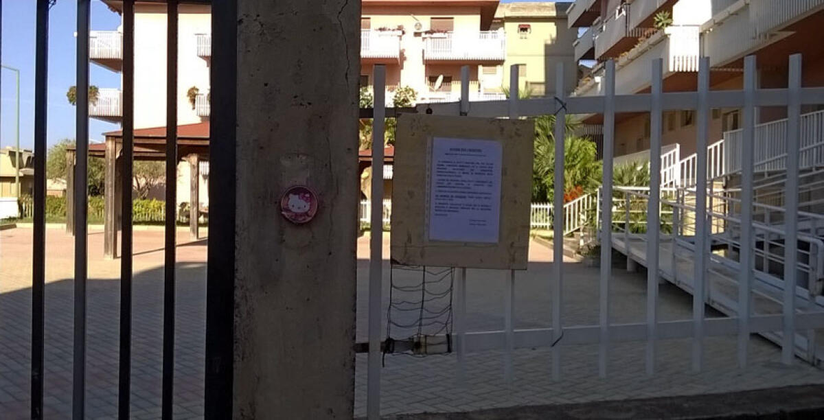 Crollano calcinacci nel cortile della scuola materna, chiuso il piazzale - 