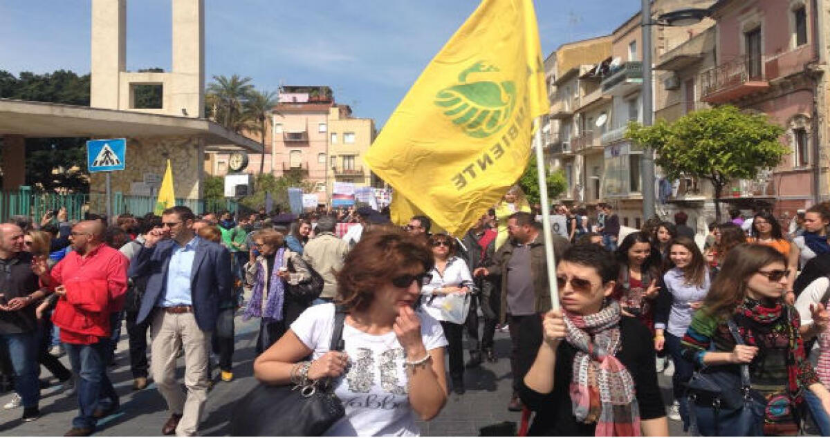 Legambiente e i bambini ripuliscono il giardino dell'Acropoli ma i residenti si ribellano: "tocca al Comune!" - 