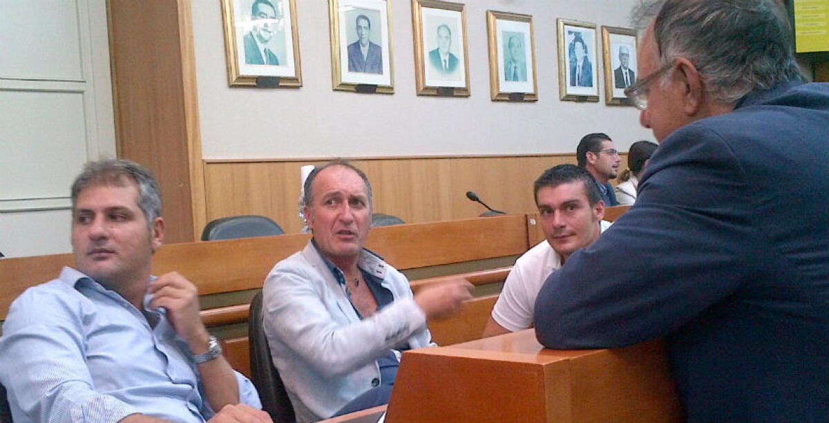 Quanto costano i rifiuti? Guerra di numeri in aula sulla Tari: "La giunta mente!" e arriva un altro rinvio - 